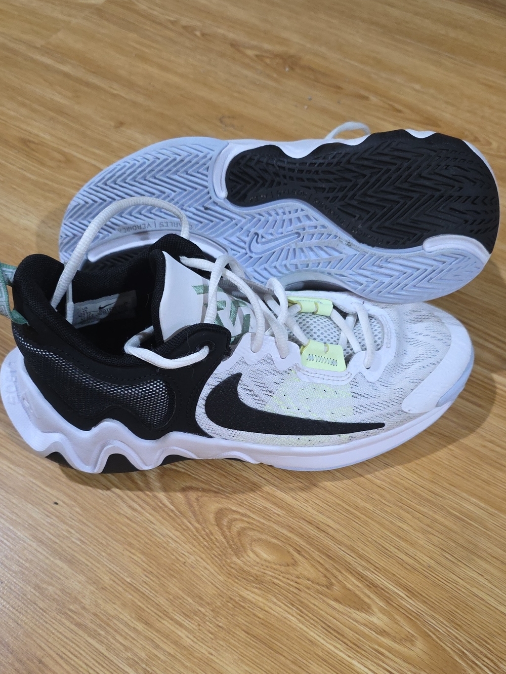 Nike Kids Low-Top Sneakers in White, Black and Light Green